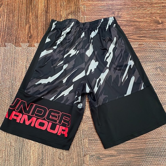 Under Armour Men’s Sporty Shorts - Picture 2 of 2